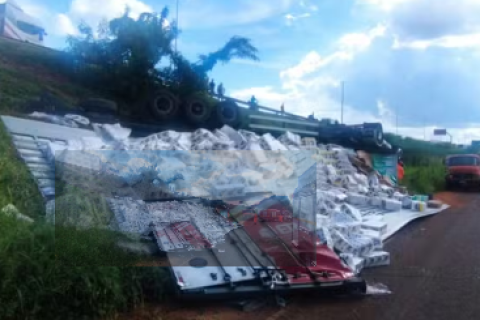 Caminhão com papel higiênico tomba e motorista morre em Uberaba